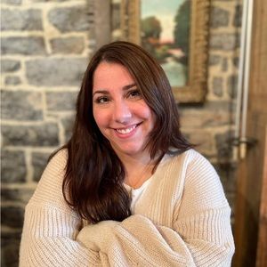 Hi I’m Kayla and welcome to my closet.